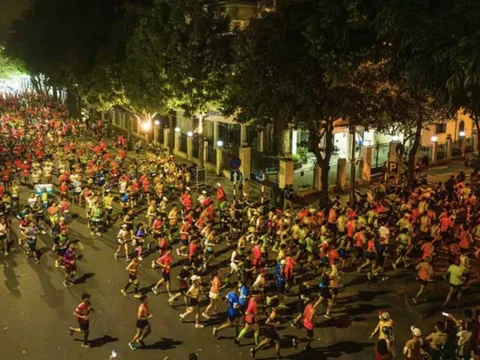 Giải chạy VnExpress Marathon Hanoi Midnight có gần 10.000 vận động viên tham dự