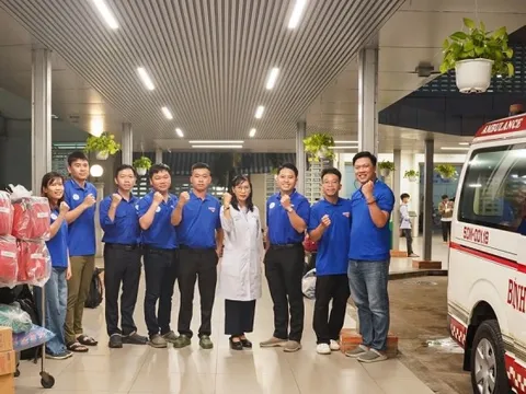 Nhiều bác sĩ ở TPHCM xuyên đêm vào tâm lũ dữ cứu dân