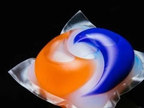 Viên giặt vỡ bắn vào mắt, người phụ nữ gần như mù một bên