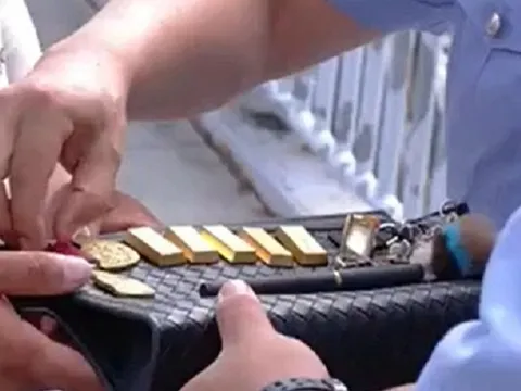 Phát hiện nửa cân vàng giá 1,4 tỷ đồng trên đường khi đang đi chơi