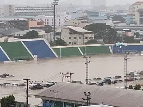 Sân U22 Việt Nam thi đấu SEA Games 33 chìm trong mưa lũ