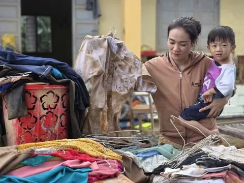 Giáo viên chạy lũ trong đêm và ngày trở lại lớp học ở rốn lũ Hòa Thịnh