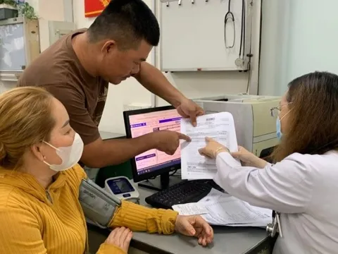 Bệnh viện số hóa: Người bệnh lớn tuổi 'bỡ ngỡ', lãnh đạo nói thẳng 'còn nhiều điểm nghẽn'