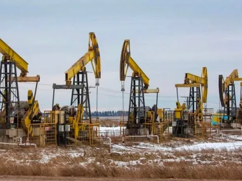 Dầu Nga có giá chiết khấu sâu kỷ lục, một khách sộp vừa tuyên bố 'cắt đứt' nay ngỏ ý muốn mua lại, tìm cách lách lệnh trừng phạt