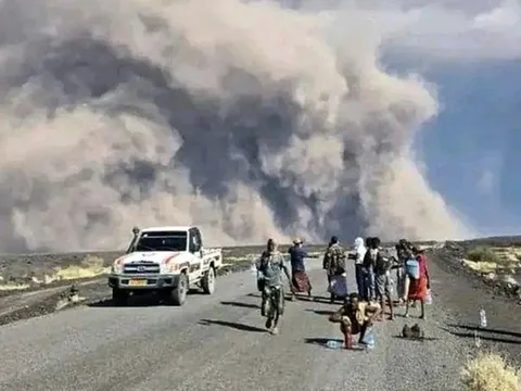 Núi lửa lần đầu tiên phun trào sau 12.000 năm, nhân chứng mô tả 'nổ như bom'