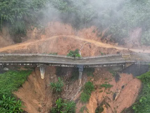 Cận cảnh cung đường sạt lở trên dãy Trường Sơn