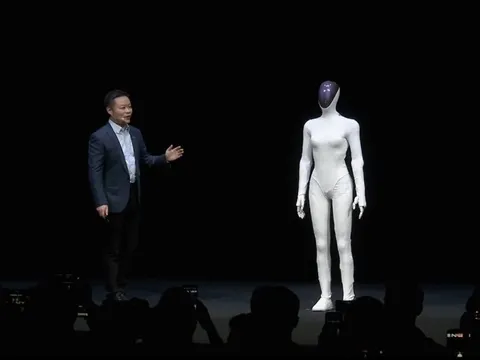 Làm robot quá giống người, hãng xe điện Trung Quốc phải 'bóc chân' robot trực tiếp trên sân khấu để chứng minh