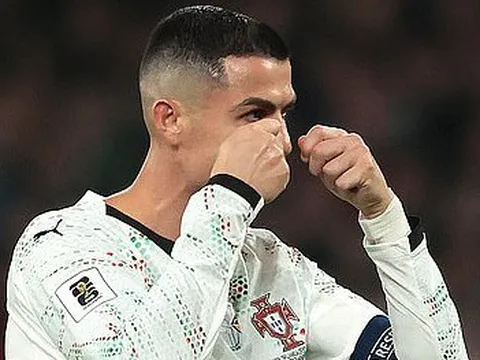 Nhận thẻ đỏ vì bạo lực, Ronaldo vẫn được đá mở màn World Cup, FIFA nhận "gạch đá" vì “ưu ái khét lẹt”