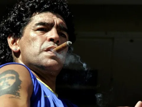 Rợn người những phút cuối đời của huyền thoại bóng đá Maradona: “Ngôi nhà kinh hoàng”, cơ thể sưng phồng, bị bỏ mặc tàn nhẫn