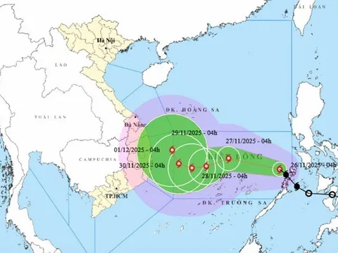 Biển Đông đón bão số 15 Koto giật cấp 14, hướng đi liên tục thay đổi