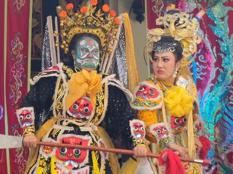 Đông nghẹt khán giả coi hát bội sáng Chủ nhật ở khu vực đền thờ vua Hùng, Thảo cầm viên