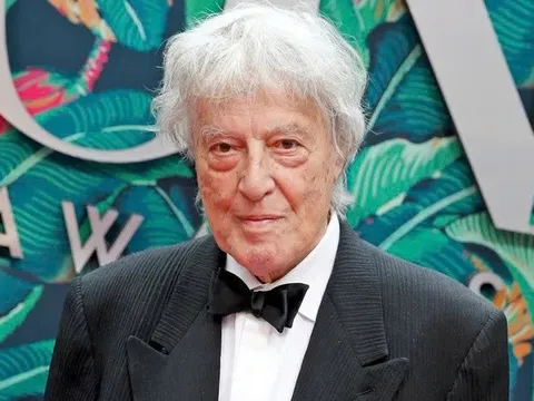 Tác giả của Shakespeare in Love qua đời