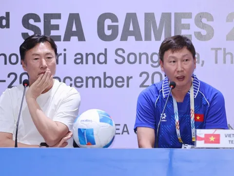 HLV tuyển U22 Lào đánh giá cao năng lực ông Kim Sang-sik