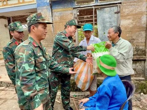 "Chuyện rất lạ" trong hỗ trợ đồng bào bị thiên tai ở miền Trung