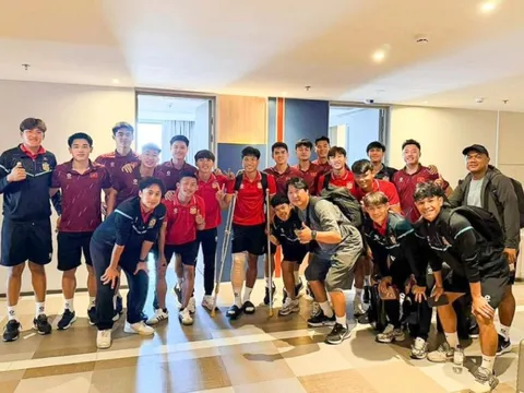 Tuyển thủ Lào bị chấn thương & hành động thắm tình anh em của tuyển Việt Nam