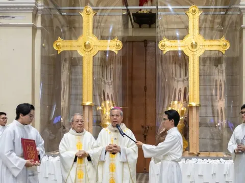 Thánh giá mạ vàng được làm phép, tháp chuông và tháp kẽm ở nhà thờ Đức Bà sẽ xong vào tháng 4-2026