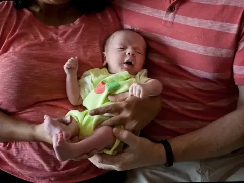 Tỷ phú Trung Quốc thuê đẻ 100 người con ở Mỹ