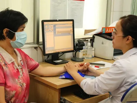 Người cao tuổi TPHCM vui mừng vì được khám bệnh, tặng thẻ BHYT