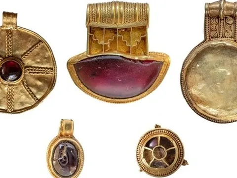 Dò kim loại, 2 người dân đào được kho báu chứa vàng, ngọc hồng lựu