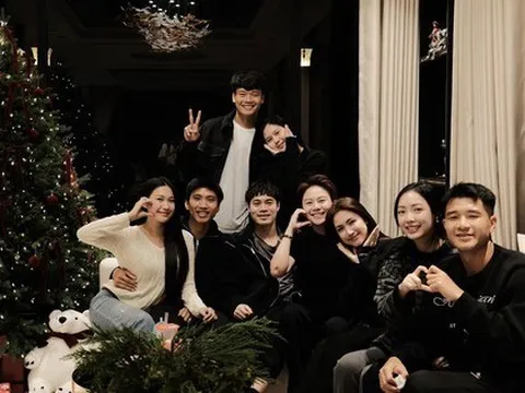 Hoà Minzy đi chơi cùng dàn cầu thủ đình đám bóng đá Việt nhưng dân tình chỉ gọi tên một người