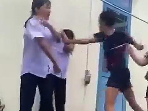 Clip ghi lại cảnh nữ sinh ở Đà Nẵng "đứng chịu trận" gây dậy sóng mạng xã hội