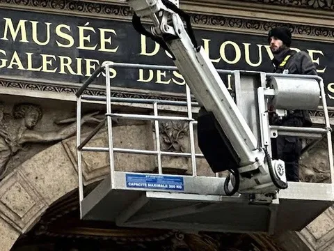 Bảo tàng Louvre lắp song sắt che cửa sổ sau vụ trộm trang sức 102 triệu USD