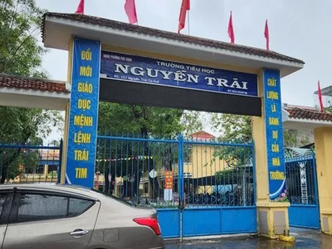 Nhiều học sinh lớp 2 bị nôn ói khi ăn bữa trưa tại trường