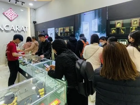 Giá bạc tăng mạnh, người dân Hà Nội xếp hàng mua