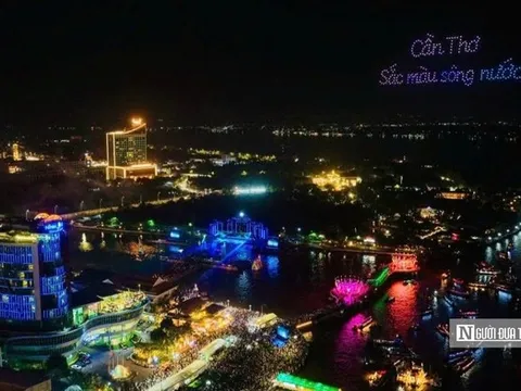 Biển người đổ về xem lễ hội giữa lòng Tây Đô