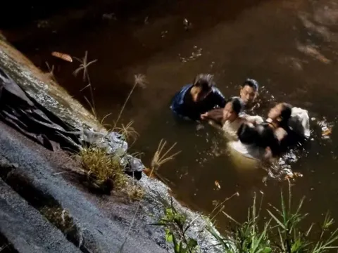 Giây phút hai cha con dũng cảm nhảy xuống kênh nước sâu cứu 3 người bị tai nạn