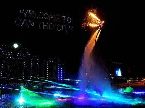 Cả chục ngàn người chen chân xem khai mạc Lễ hội Văn hóa sông nước Cần Thơ