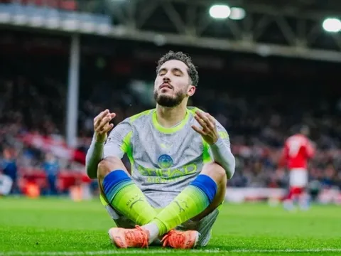 Tại sao Pep Guardiola mê mẩn lối chơi ‘ma mị’ của Rayan Cherki?