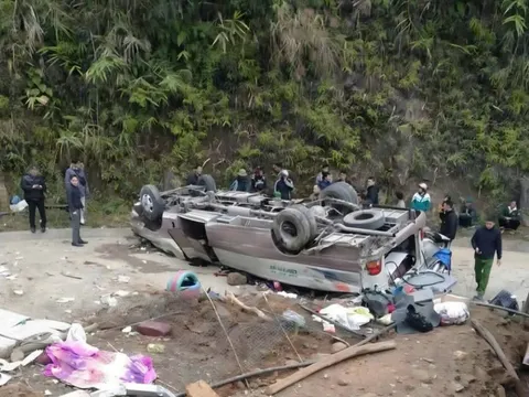 Xe chở đoàn từ thiện bị lật ở Lào Cai, ít nhất 8 người tử vong