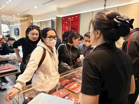 Vàng chỉ cần 300.000 đồng để cán mốc kỷ lục chưa từng có ở VN, bạc tăng không cản nổi: Chuyên gia nói gì?