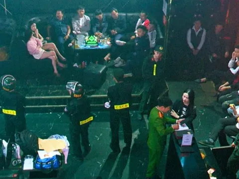 Đột kích 2 quán bar trong đêm, tạm giữ hình sự 12 đối tượng