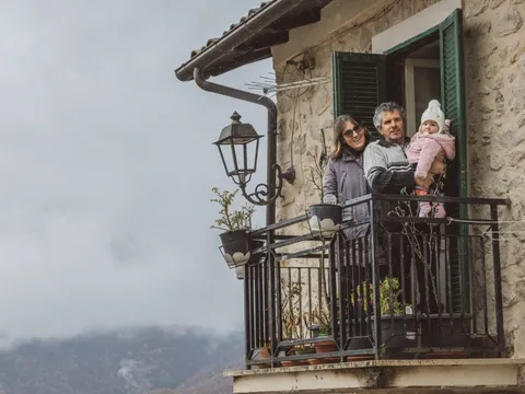 Ngôi làng ăn mừng sự ra đời của em bé đầu tiên sau 30 năm