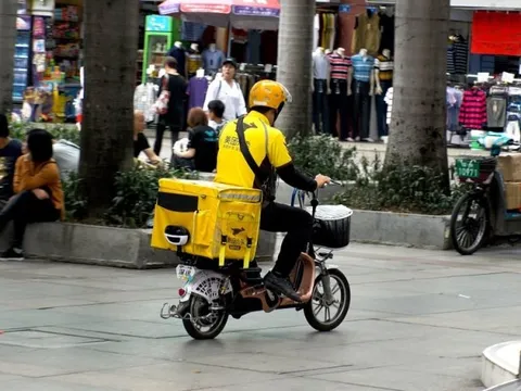 Chịu lỗ bình quân gần 4.000 đồng/đơn, sếp một công ty giao hàng thốt lên: 2025 là một năm tốn kém, cuộc chiến trợ giá quá dữ dội