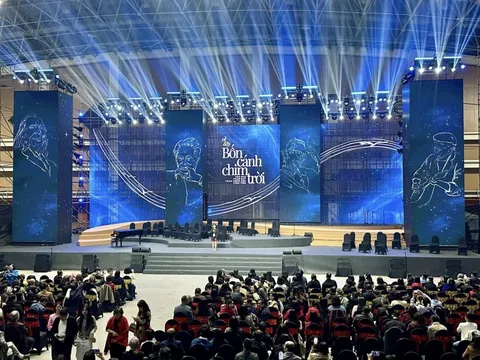 Show diễn "Về Đây Bốn Cánh Chim Trời" hoãn đột ngột sát giờ chót khiến khán giả bức xúc: Công ty nào đứng sau?