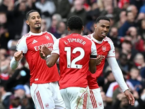 Liverpool được khuyên chiêu mộ hậu vệ của Arsenal