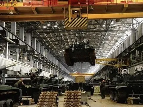 Ông Putin tuyên bố tăng gấp đôi sản lượng xe bọc thép