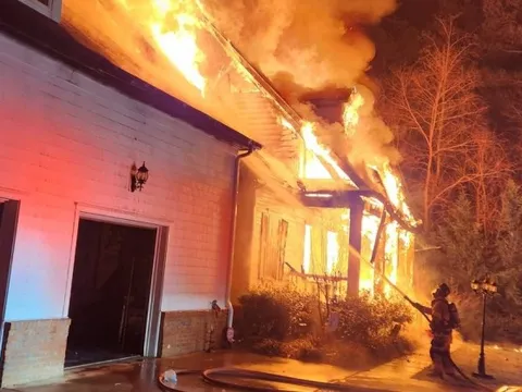 Nhà của huyền thoại thể thao bị nhấn chìm trong biển lửa kinh hoàng, cha qua đời, mẹ nguy kịch