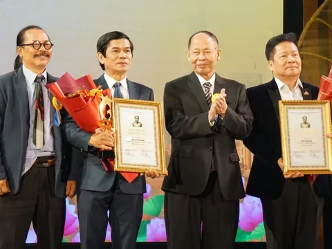 Họa sĩ Lê Sa Long và bộ tranh Thương lắm đồng bào tôi nhận giải Đào Tấn