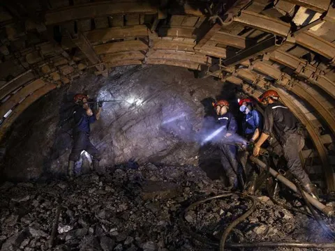 Bất chấp muôn vàn khó khăn, doanh nghiệp hơn 40 năm tuổi tạo kỳ tích chưa từng có trong lịch sử