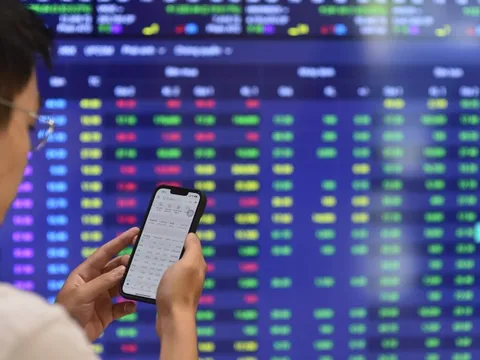 VN-Index tăng tiếp 12 điểm, cổ phiếu ngân hàng ngập sắc xanh