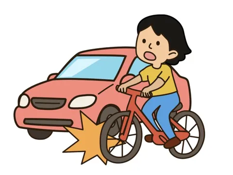 Chạy xe đạp điện tông ô tô đang đậu, bé trai 6 tuổi vỡ ruột