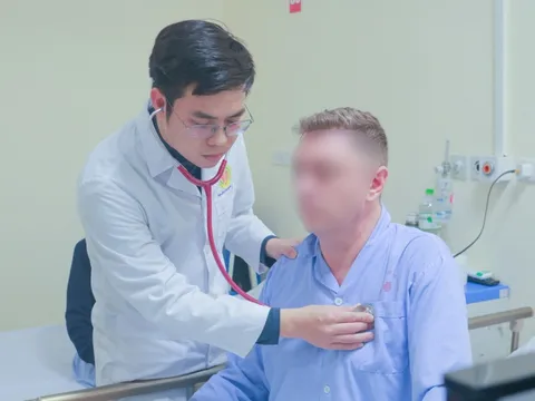 Người nước ngoài ngừng tim sau chơi pickleball, thoát cửa tử nhờ bác sĩ Việt