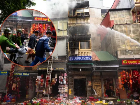 Hà Nội: Cháy lớn trên phố Hàng Mã ngày cuối năm, đôi nam nữ liều mình nhảy từ tầng cao thoát thân