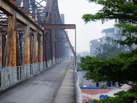 Ảnh, clip: Cận cảnh diện mạo khác lạ của cầu Long Biên trong ngày cuối trùng tu