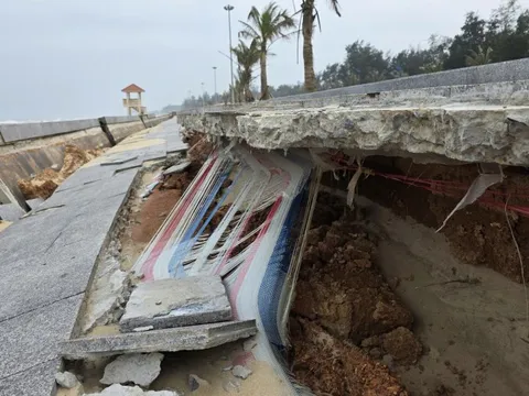 Sóng đánh tan hoang kè biển, phá vỡ cảnh quan du lịch