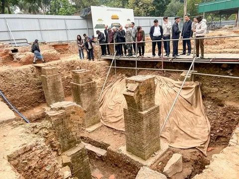 Đào đất, người dân phát hiện vật hình trụ dày 4m màu vàng lạ, chuyên gia xác nhận báu vật lớn nhất lịch sử